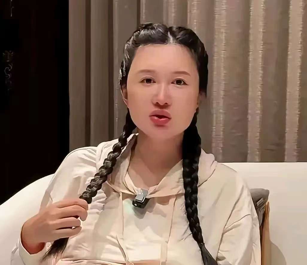 张纪中老婆杜星霖在直播间哭了，
一直幸福洋溢的女人竟然哭了，她说张纪中有半个月没