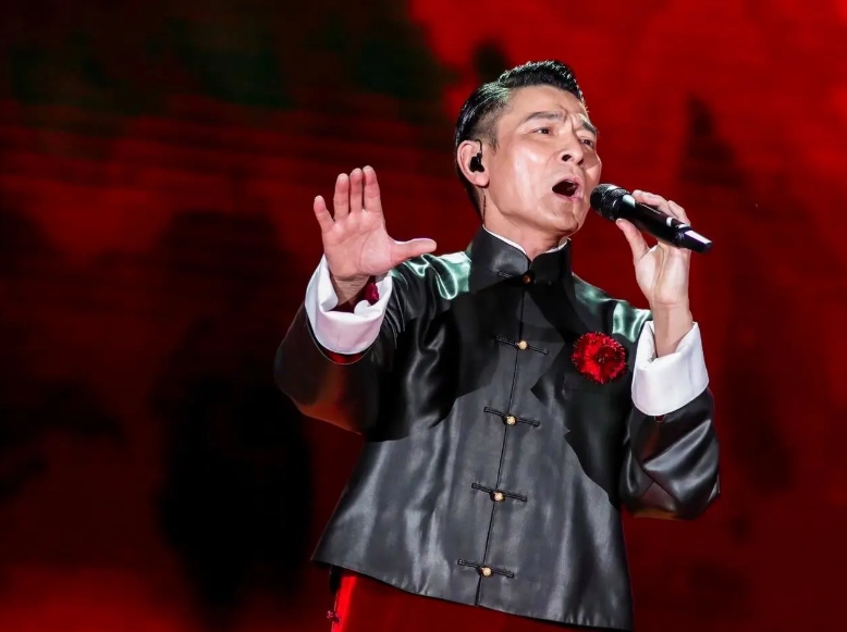 刘德华演唱会：惊心动魄的踩空瞬间