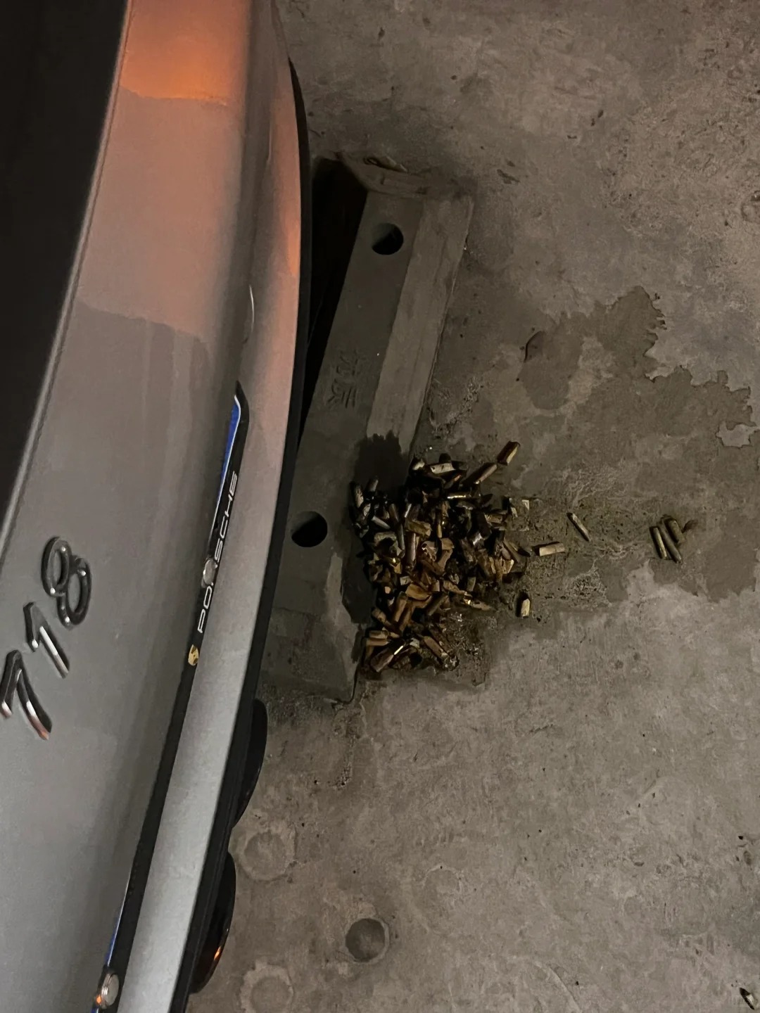 开保时捷就会被恶搞么😓
由于718停车库不常开，偶然出门发现排气管下面一坨烟头