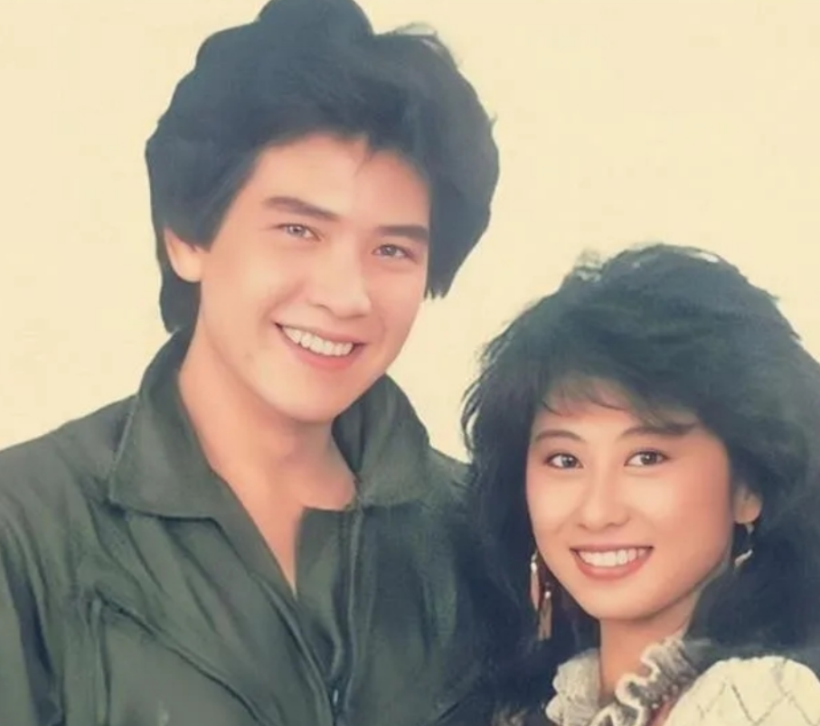 1982年，22岁的费翔和21岁的叶倩文，爱得难舍难分，两人跪求费翔母亲成全，费