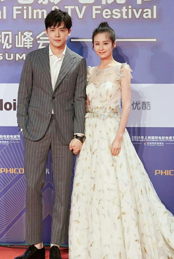 2009年，杨子投资5000万捧颖儿当女主角，发布会上黄圣依独领风骚，颖儿却被保