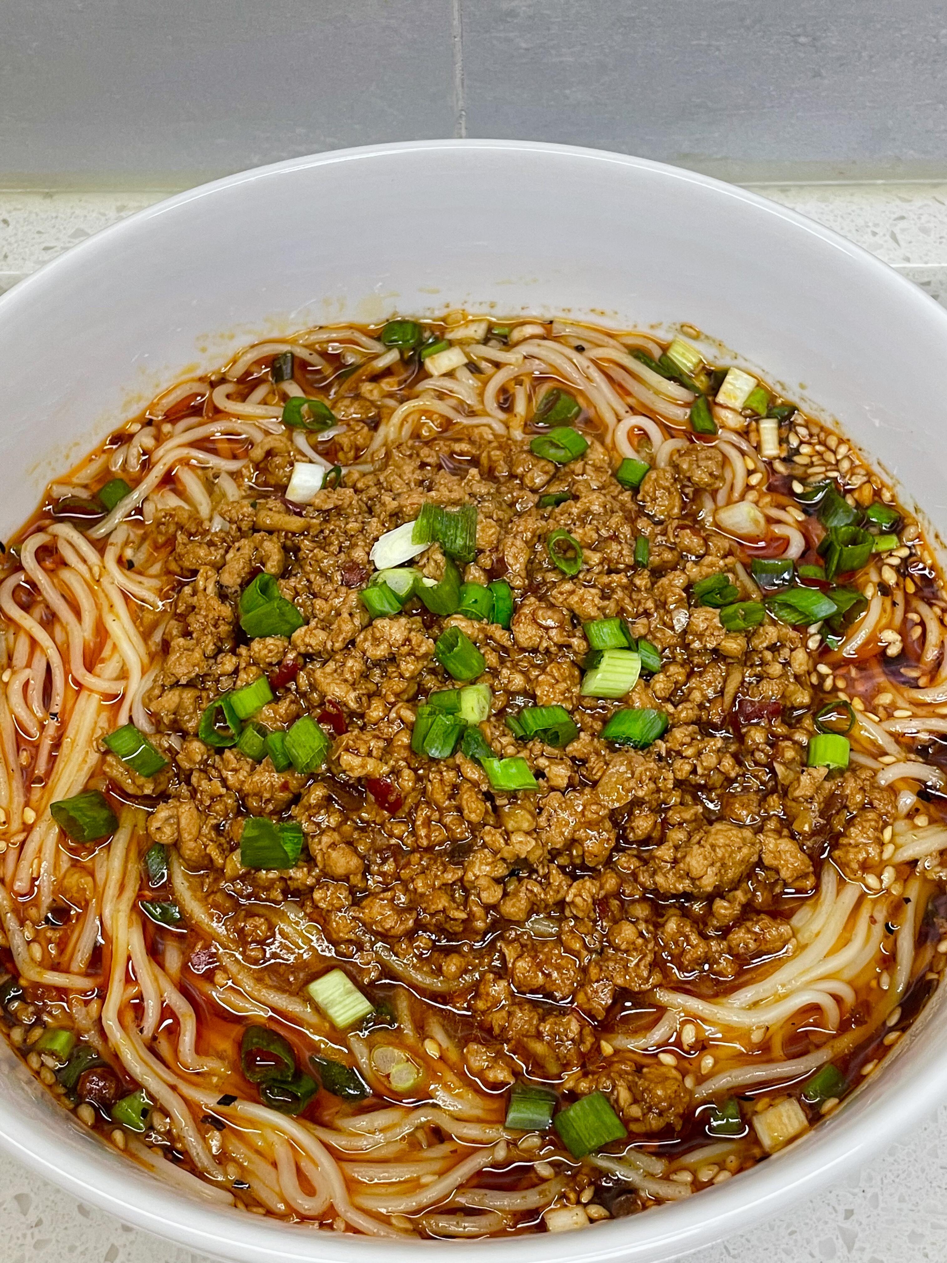 家庭版杂酱面也太好吃了吧，附详细做法～
巨好吃的杂酱面，加肉加到爽，自己在家也能