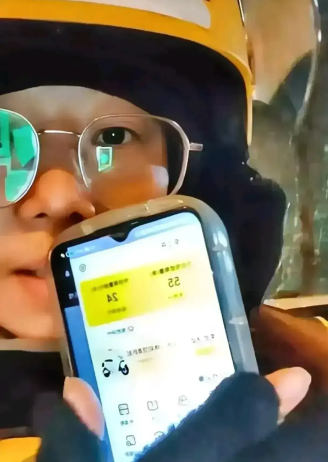 一名北京的骑手为了验证上海骑手三年跑了 102 万的说法，连续跑了 12 个小时