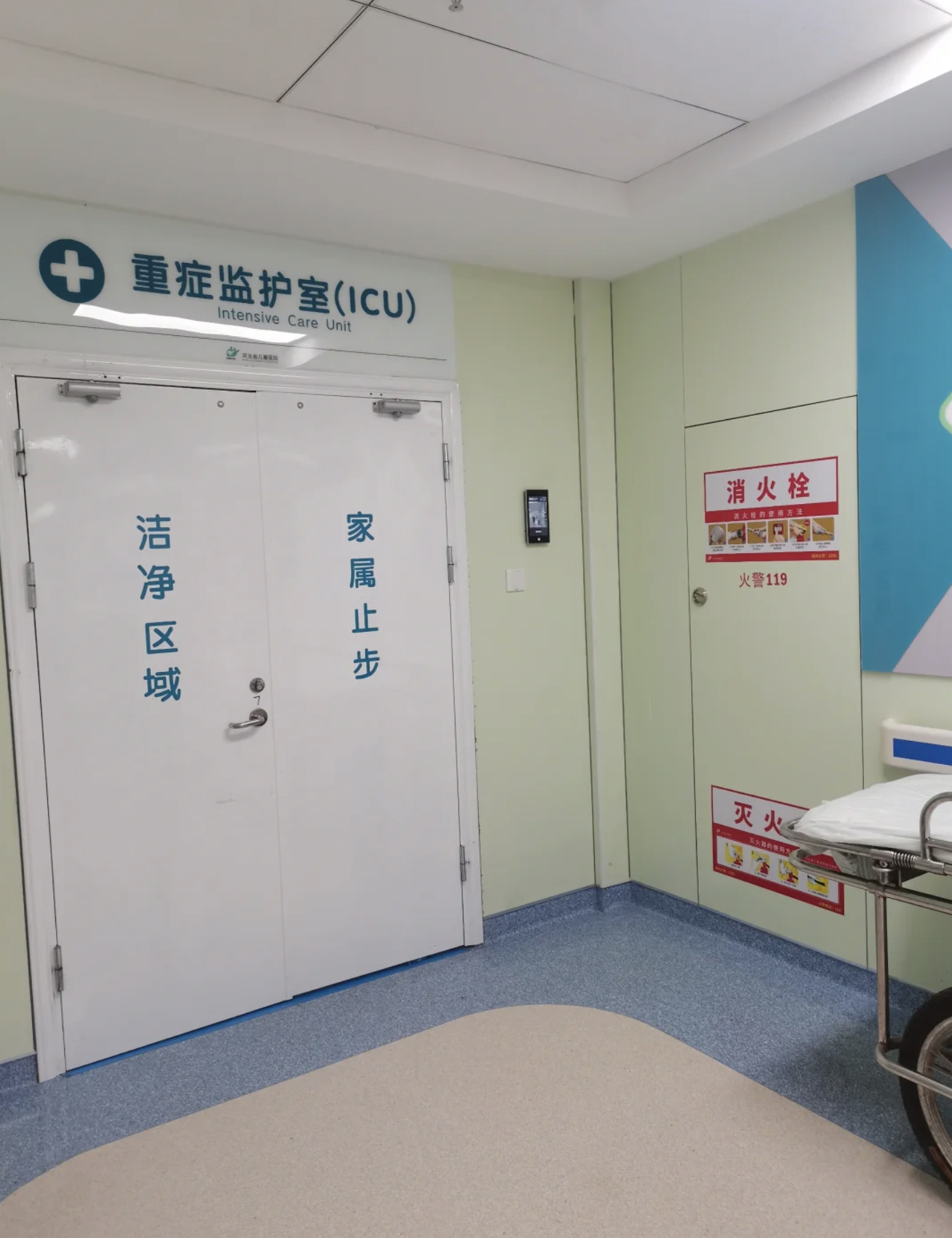 刚发生的真人真事！朋友脑干出血送去医院入！
ICU，他外地的儿子赶到，看到第一天