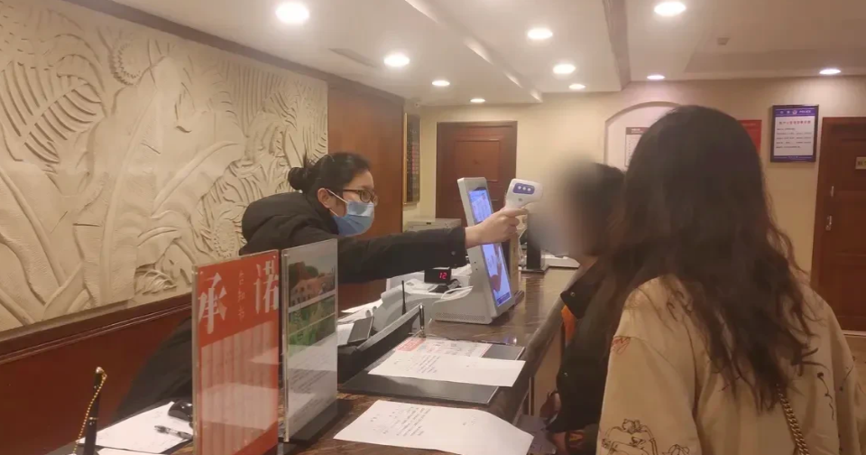 甘肃，17岁小伙在KTV给朋友庆生后，带女友到酒店开房，并发生了关系。也许是太过