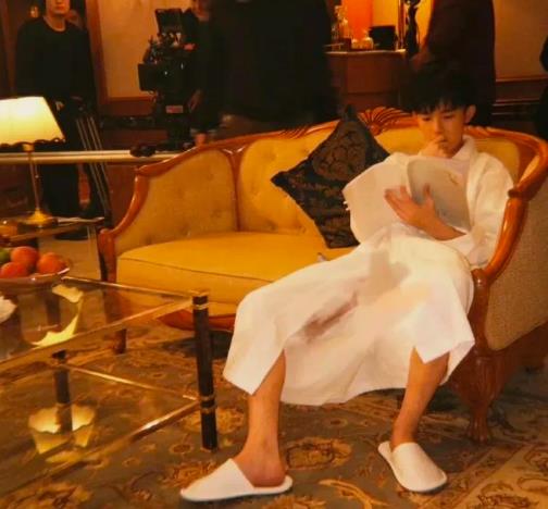 李明德好样的，凭一己之力揭露娱乐圈，这小伙子就争一个事情，作为演员必须背台词，围