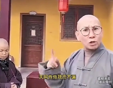 寺庙功德箱被盗，师太瞬间变脸
十分激动各种诅咒
大师你这样做真的好吗？
也可能是