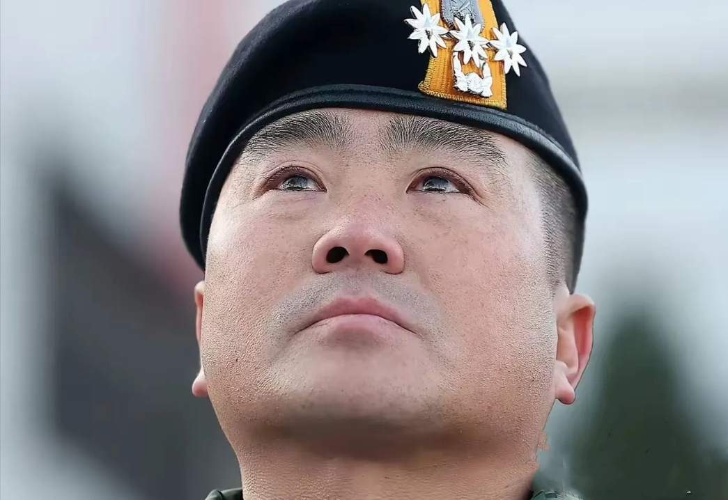 执行紧急戒严令的707特种部队指挥官金炫兑害怕极了！
没想到记者会上韩国707特