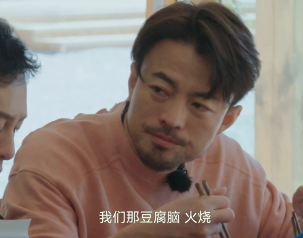 张颂文问大川:“北方早餐不是吃面条的？”大川:“我们那豆腐脑，火烧。”张颂文:“