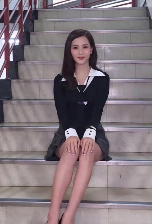 曾经，她眼中闪烁着炽热的光，语气坚定地说：“我想出去闯一闯。”那股子冲劲，满是对