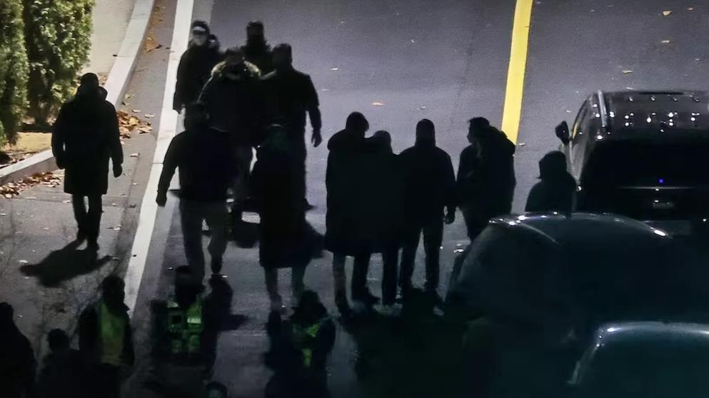 尹锡悦警卫放弃抵抗
目前总统秘书室长以及尹锡悦的律师已经进入总统府内部，想必正在