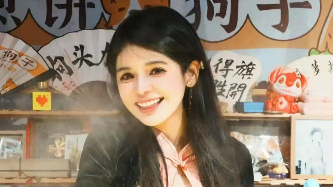 狗头萝莉黑色包臀裙大秀身材，询问粉丝留哪种发型好看，网友：很难选择啊！