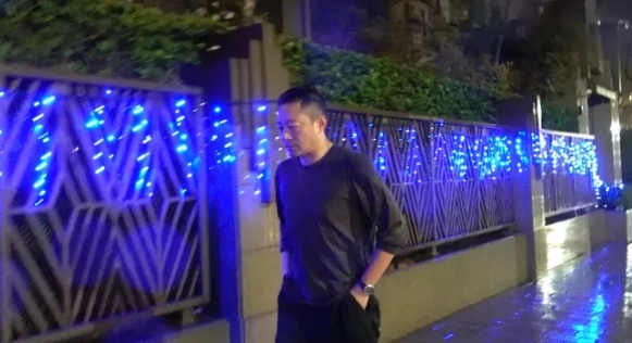汪小菲晚上淋了半小时雨独自返回台北家中，一路上若有所思，也许他是在回忆与大S的点