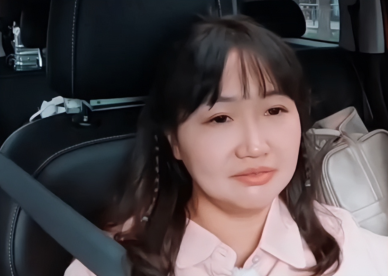 他不是离不开麦琳，他是想给儿女一个完整的家，所以宁愿自洽。
 
家里没啥亲人了，