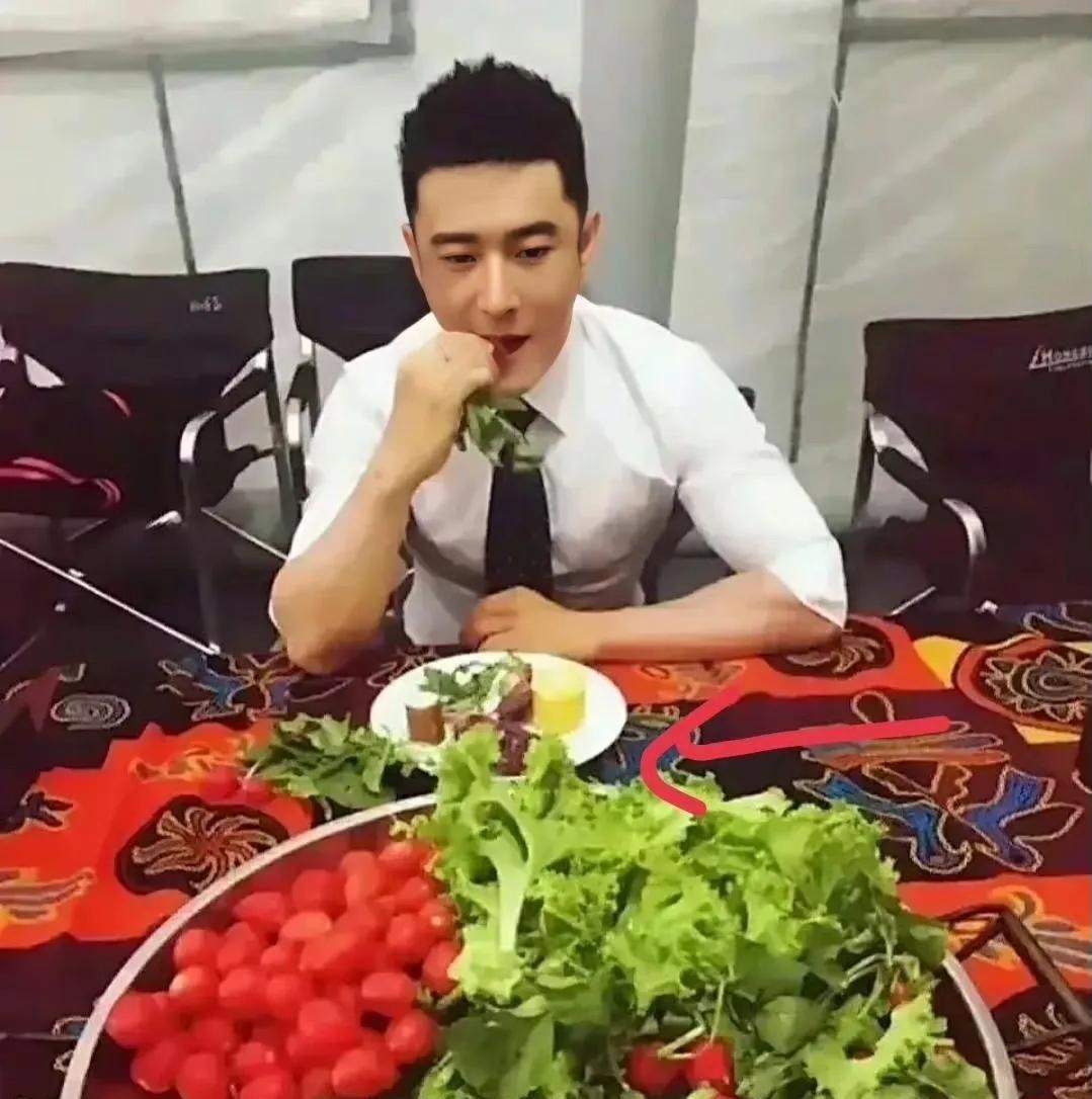 黄晓明面对美食时候的样子像极了我决心要减肥时候的样子，不过我定力没有晓明哥强，多