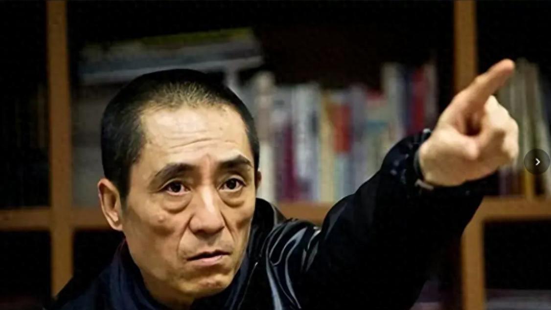 张艺谋的担心是对的！当整容脸的风吹进央视，连郑晓龙都翻车
