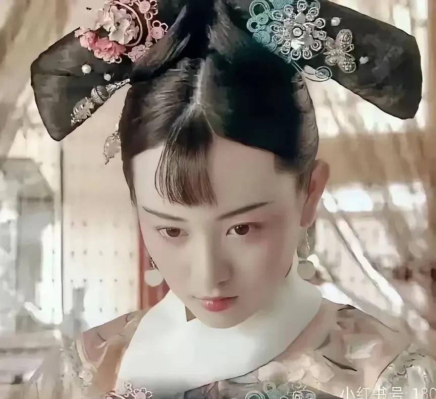 1661年，顺治皇帝刚咽气，才20岁的贞妃就被逼着殉葬。当太监拿着白绫过来时，她
