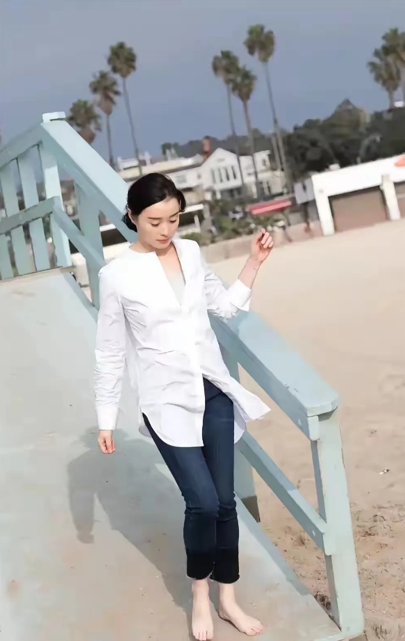 这脚型真的超级好看，
单单看脚就这么美[赞]，
很有内涵，不媚俗，有气质[比心]