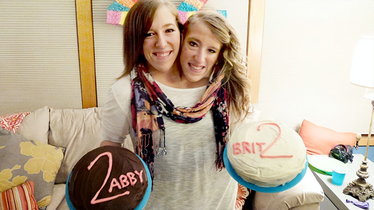 双头连体姐妹宣布怀孕, 两人用一个身体, 网友: 孩子算谁的