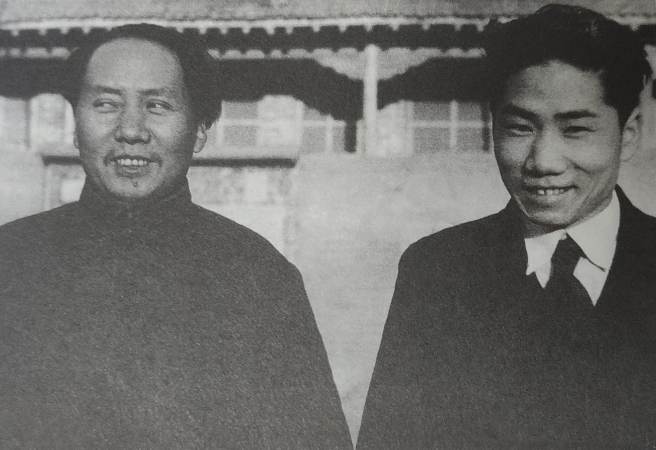 在延安的岁月里，一幅珍贵的画面被定格，那是毛主席与儿子毛岸英的合影。照片摄于 1