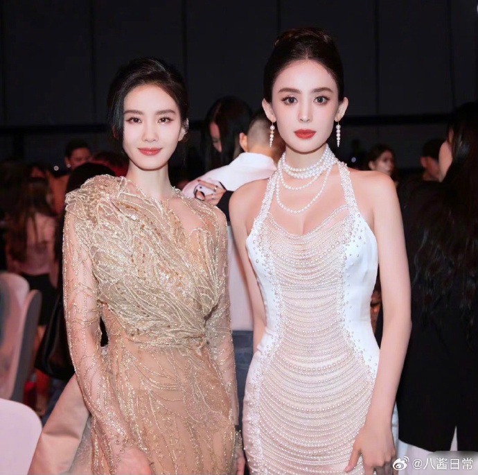 为什么好多人都说刘诗诗不好看啊！
还说旁边的女生更自然好看，
右边这人是谁？忘记