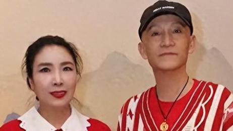董璇一家三口为小酒窝庆生，41岁高云翔鬓角白发斑斑，憔悴了好多