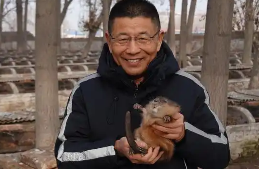 ”一年狂揽5000万，就连央视都点赞！“河北辛集，一大叔在紧邻住宅小区的空地上，