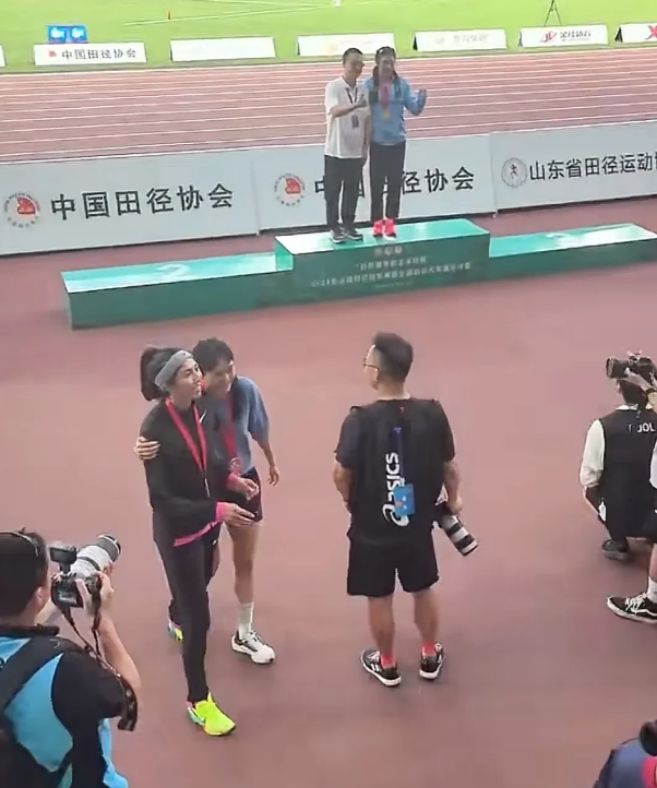 吴艳妮这是被孤立了吗？
2024年全国田径冠军赛颁奖礼结束后，陈佳敏找上林雨薇，