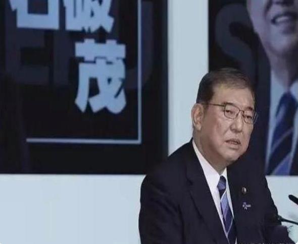 日本的外交局势如今如同一场复杂的棋局，局势瞬息万变。新任首相本希望通过与中国建立