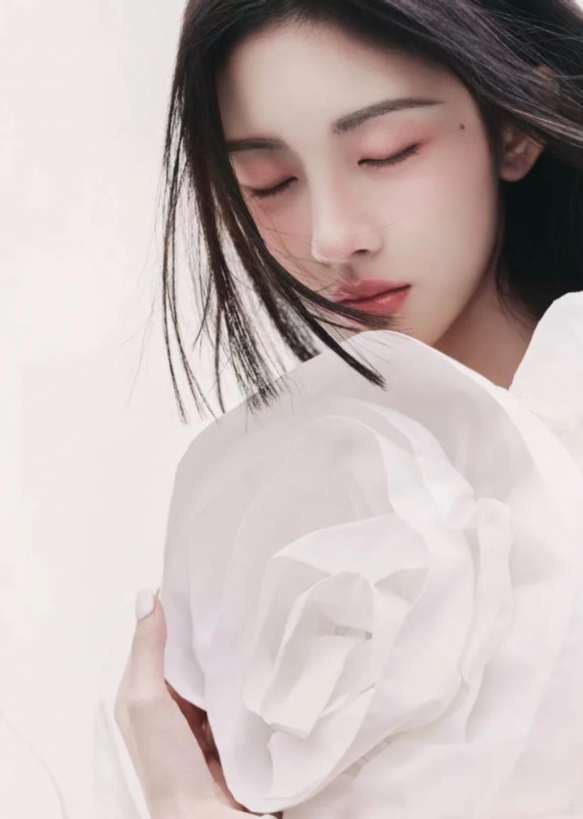 鞠婧祎容貌绝美