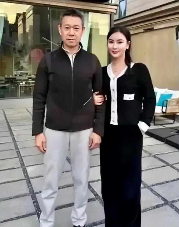 演员张丰毅和妻子霍凡的合影。虽然霍凡已经50多岁了，但保养得当，看上去就像30岁