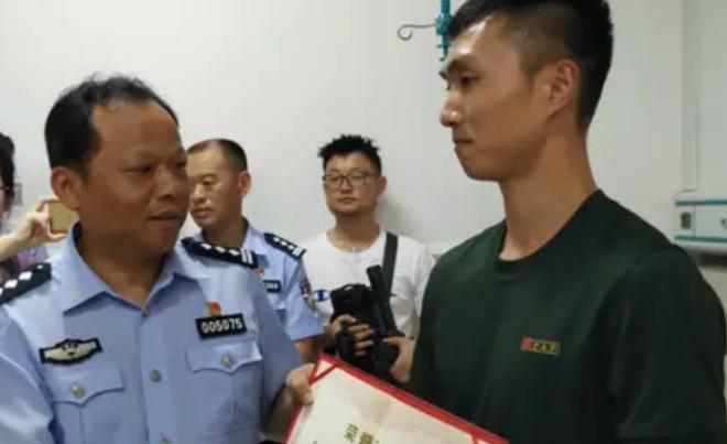 2019年，退伍军人尹文杰在抓小偷时，在看到了小偷长相后，他直接吃了一惊。尹文杰