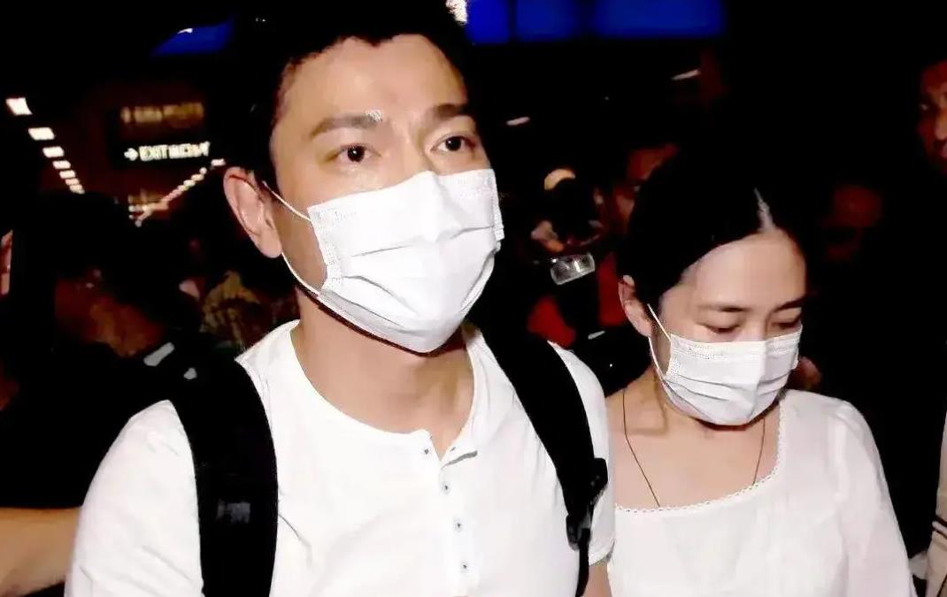 刘德华在上海举办演唱会，惊险滑跪后敬业道歉。朱丽倩与女儿刘向蕙也到了现场，朱丽倩