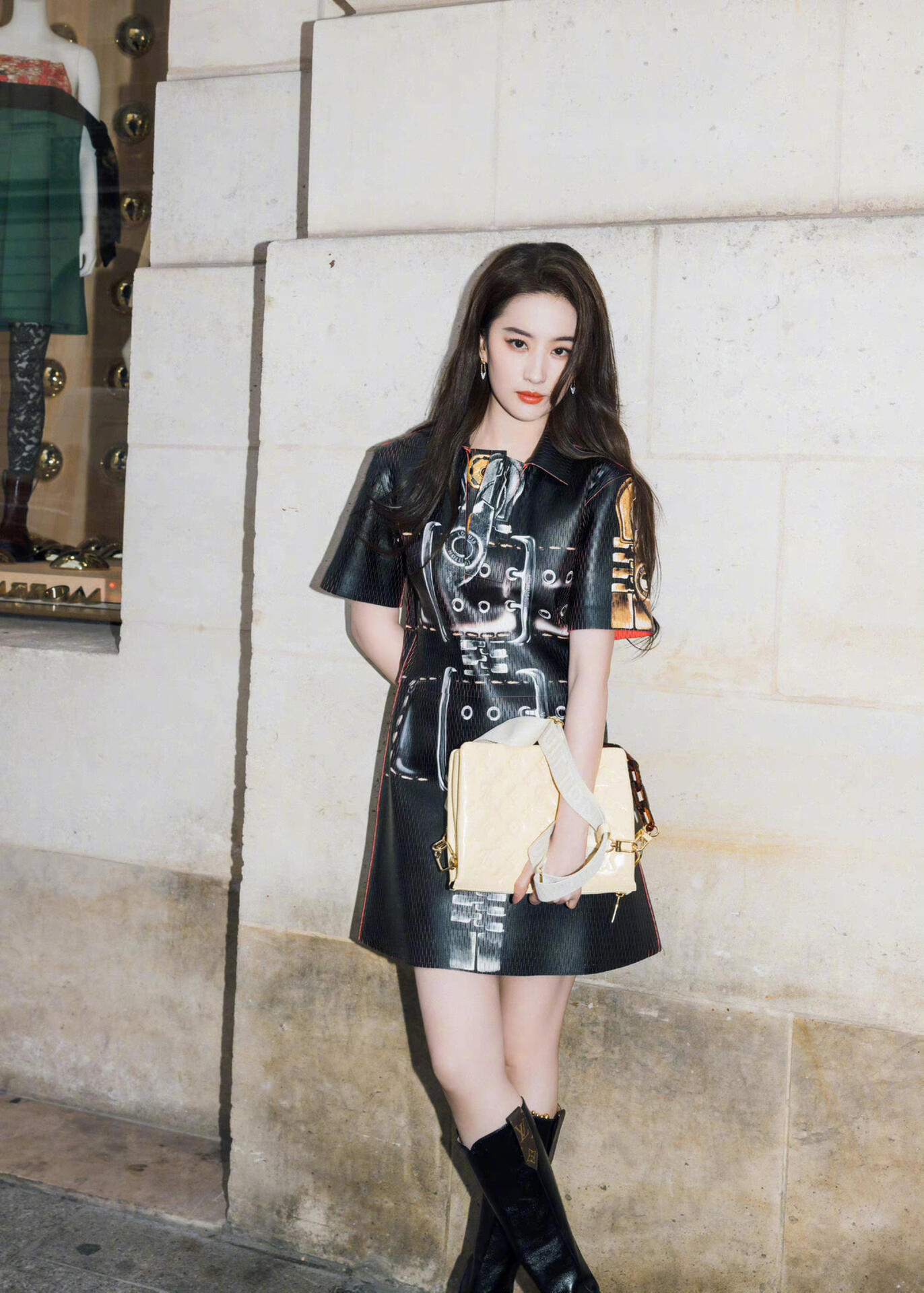 利落摩登姿态刘亦菲