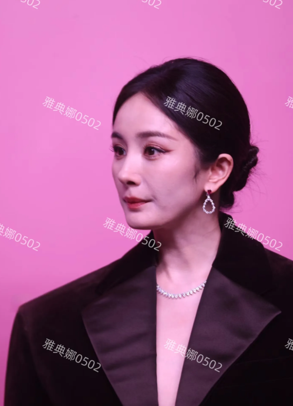 杨幂生图，脸上没有明显的皱纹就是看起来很老，嘴也瘪的更厉害了，皮肤油腻浮粉卡粉令