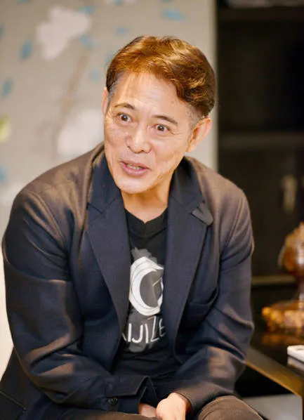 离婚25年后，李连杰与前妻黄秋燕在北京因《少林小子》剧组重聚而重逢。两人虽近在咫
