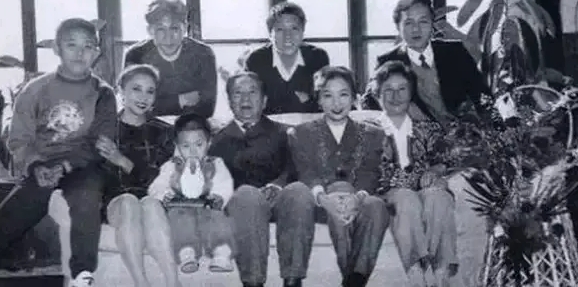 秦基伟的家庭情况
妻子是唐贤美。唐贤美1929年10月17日出生于重庆，1951