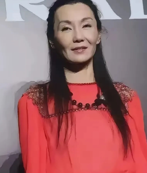 这变化也太大了！瞧她那样儿，一脸苦哈哈的，差点儿没认出来。脸上皮肤松松垮垮的，像