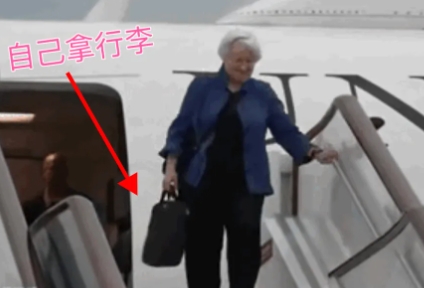 耶伦来访让人惊讶的不是来访本身，而是这些令人习以为常的细节在她身上怎么就那么令人