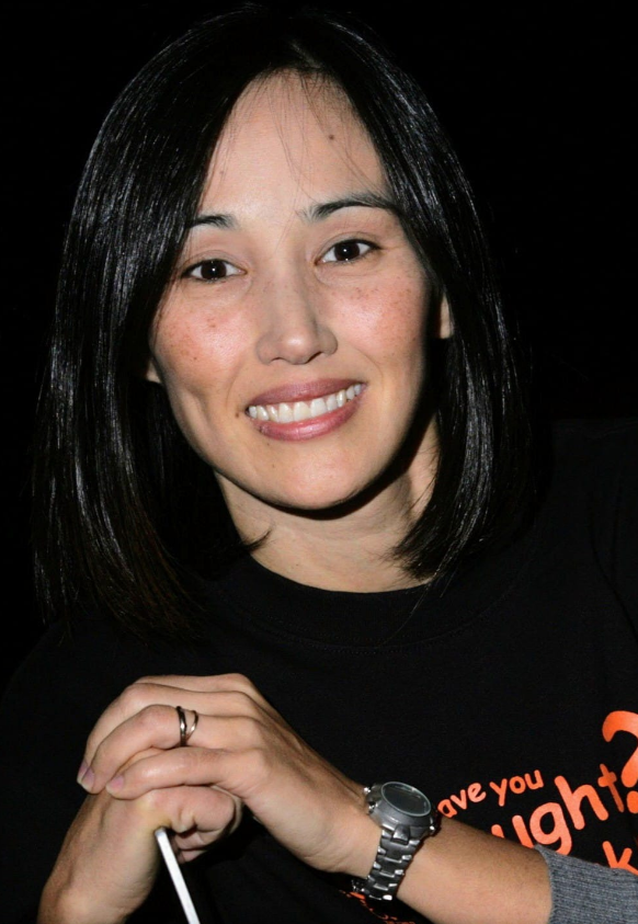 她当年可是香港电影顶级美女，还和周星驰，周润发，张国荣等知名演员都有过合作，今年