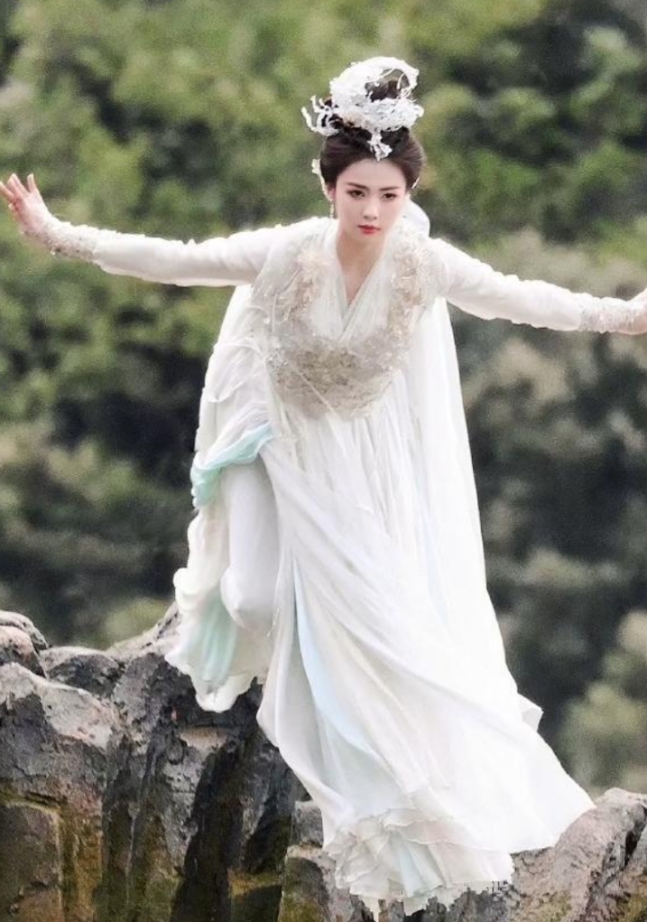 于正在古装剧中特别偏爱白鹿，甚至给她穿上了水晶鞋