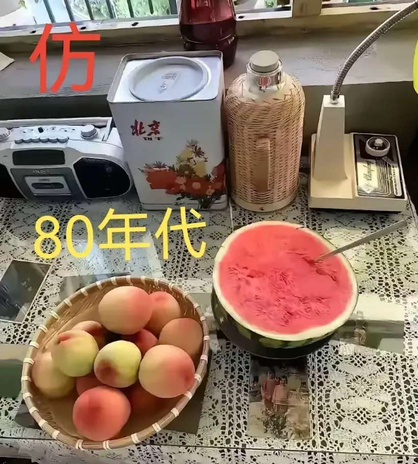 这是仿80年代的场景，大家看出破绽了吗？哪件物品不属于那个年代的？