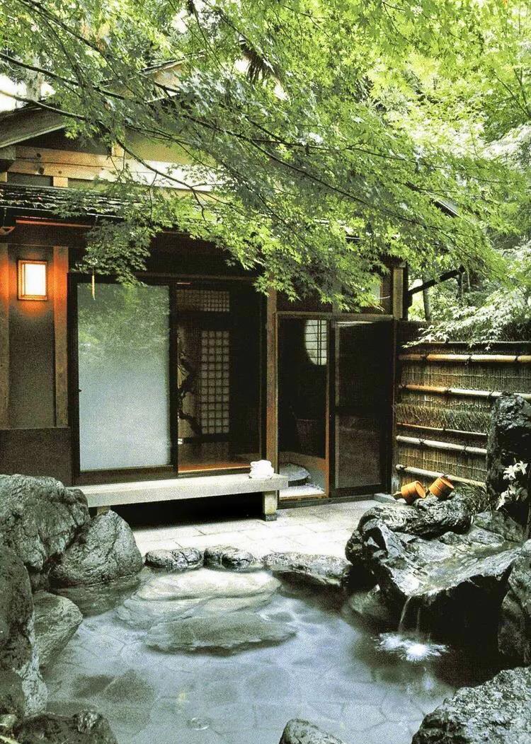 泉水叮咚响、清泉石上流，如此庭院，岂不美哉
一湾泉水，二三座假山
梧桐兼细雨，窗
