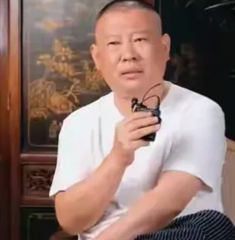 一次，主持人问曹云金：“当年，你在北京工资3000，租房子住，于谦看你可怜，借你