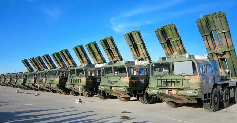 解放军的远火系统最近可是玩出了新花样，不仅打得准，还能打得远，500公里之外的目