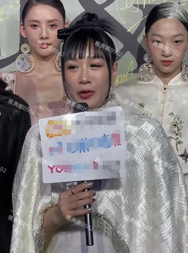 钟丽缇离开了美颜滤镜真实颜值一言难尽，年轻时的她笑起来很甜，现在的她一笑像哭似的
