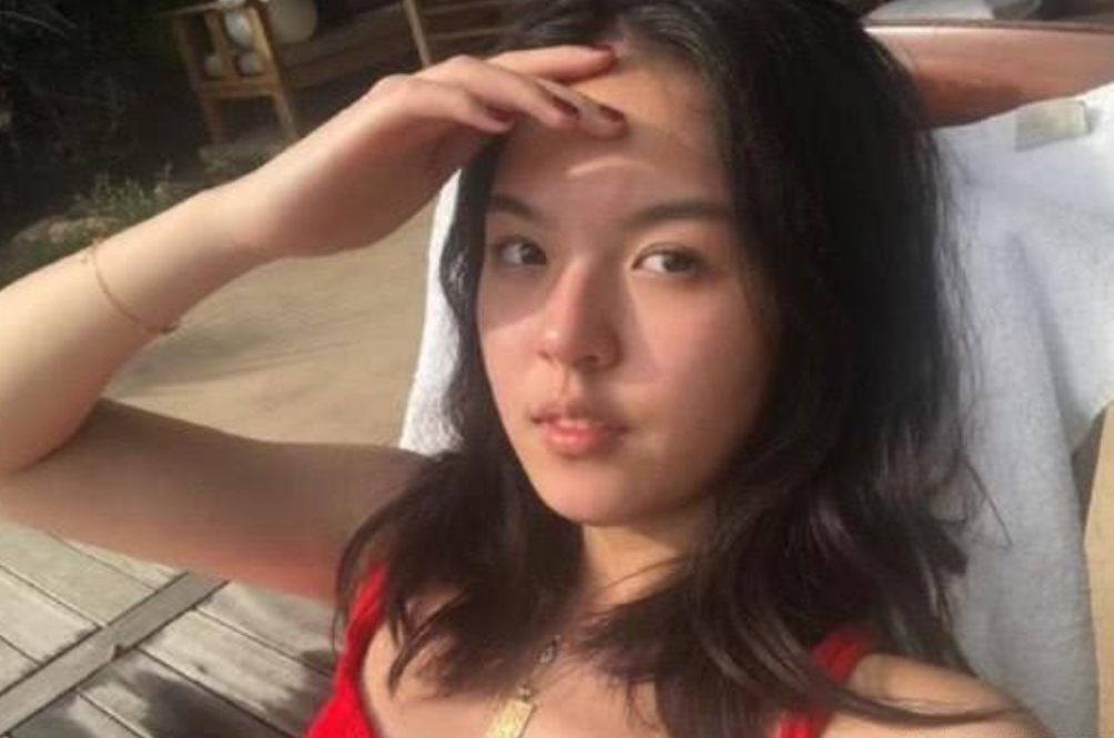 2017年，李咏去世后留下了亿万遗产，可这些钱他一分都没有留给老婆哈文，而是全部