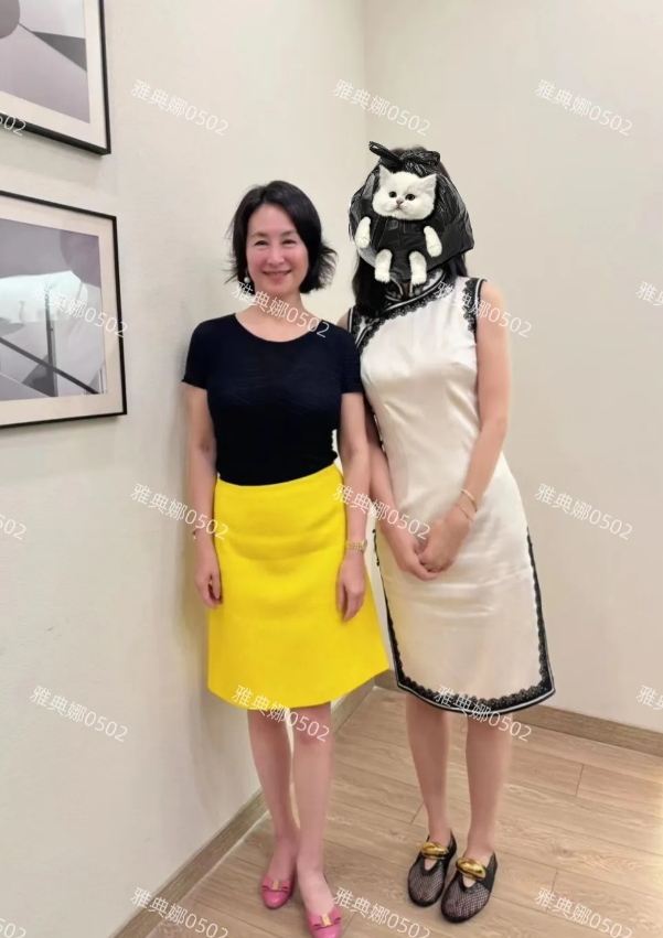 何超琼才是名媛千金的典范，长相端庄漂亮气质温婉优雅，她穿着明黄色的裙子背着香奈儿