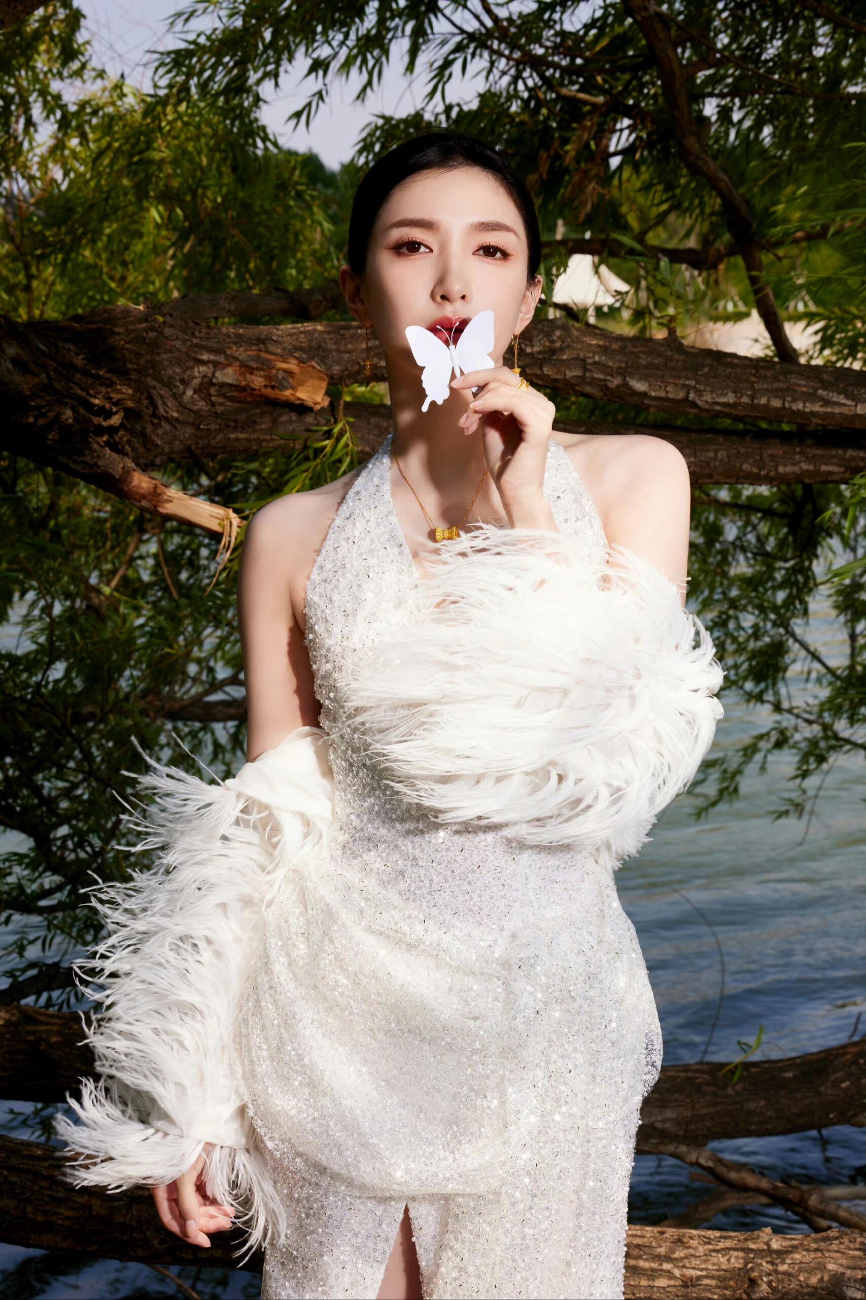 江疏影长相大气！