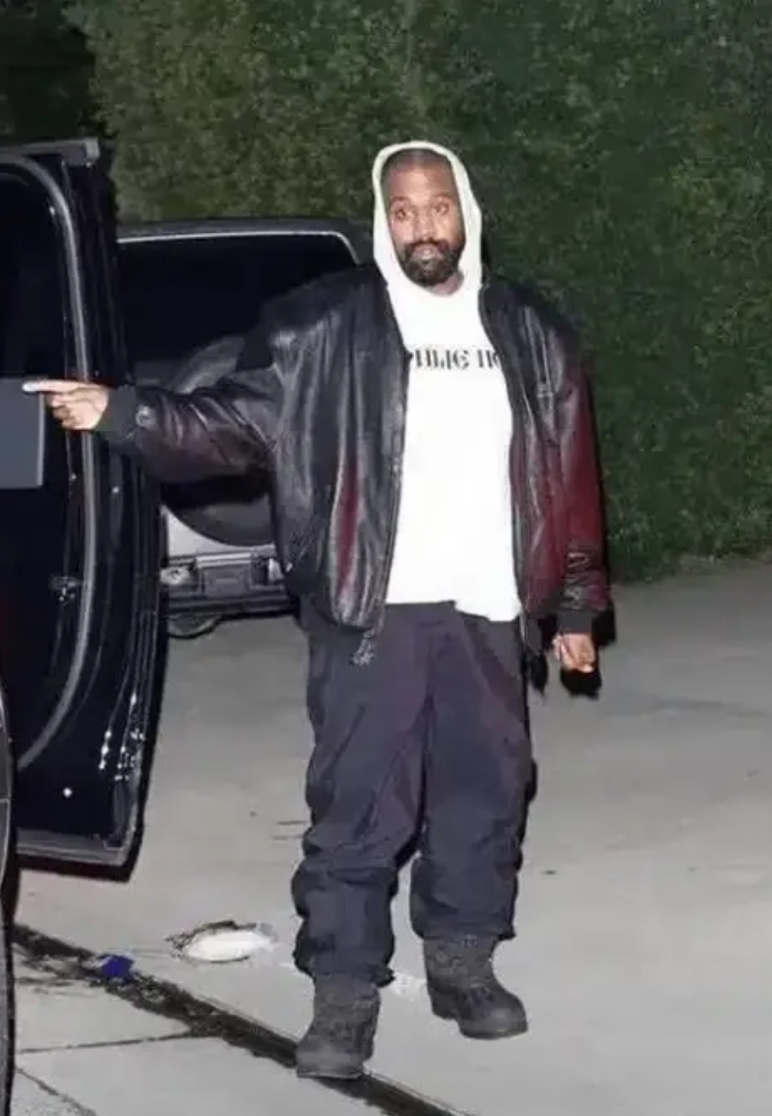 比安卡彻底沦为坎爷圈养的一个宠物。

格莱美上，可以看出完全是坎爷强迫比安卡脱掉